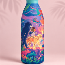 A farewell gift inspired by the place called home.
This illustration was created as a custom commission for a client whose dear friend was moving abroad, leaving Chocó—and the country he loved—behind.
She couldn’t pack his home into a suitcase, but she wanted to give him something he could carry with him.
So we brought Chocó to life on a water bottle: a small, personal piece of home designed to travel with him through unfamiliar streets and ordinary days.
The illustration brings together elements of the landscape, culture, and natural richness of Chocó, turning a familiar place into something tangible and portable.
Because sometimes, home isn’t a place you leave behind.
It’s something you carry with you.
Bottle mockup shown for presentation purposes.