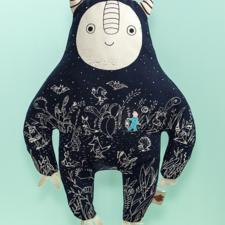Noche — An original project combining an illustrated bedtime book with a glow-in-the-dark plush companion, created to comfort children facing nighttime fears. Character design, book illustration and packaging come together to turn bedtime into a moment of connection and imagination.